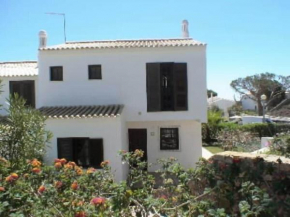 Villa with good garden, berbecue and swimming pool shared in the condominium.